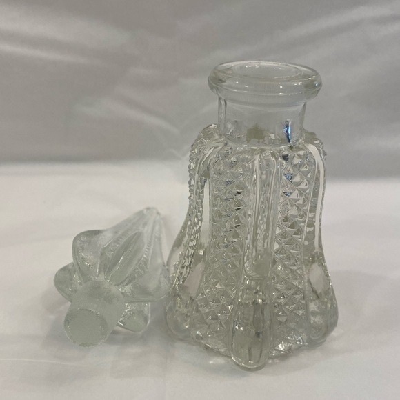 BEAUTIFUL VINTAGE PERFUME BOTTLE  MADE OF HEAVY CUT GLASS - Picture 2 of 11